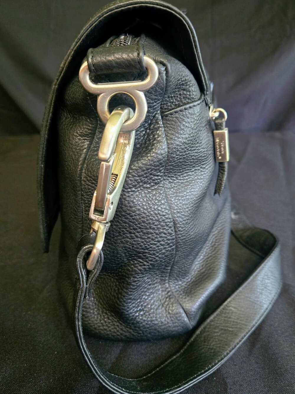 Stone Mountain Genuine Leather Black Messenger Shoulder Bag - Picture 2 of 7